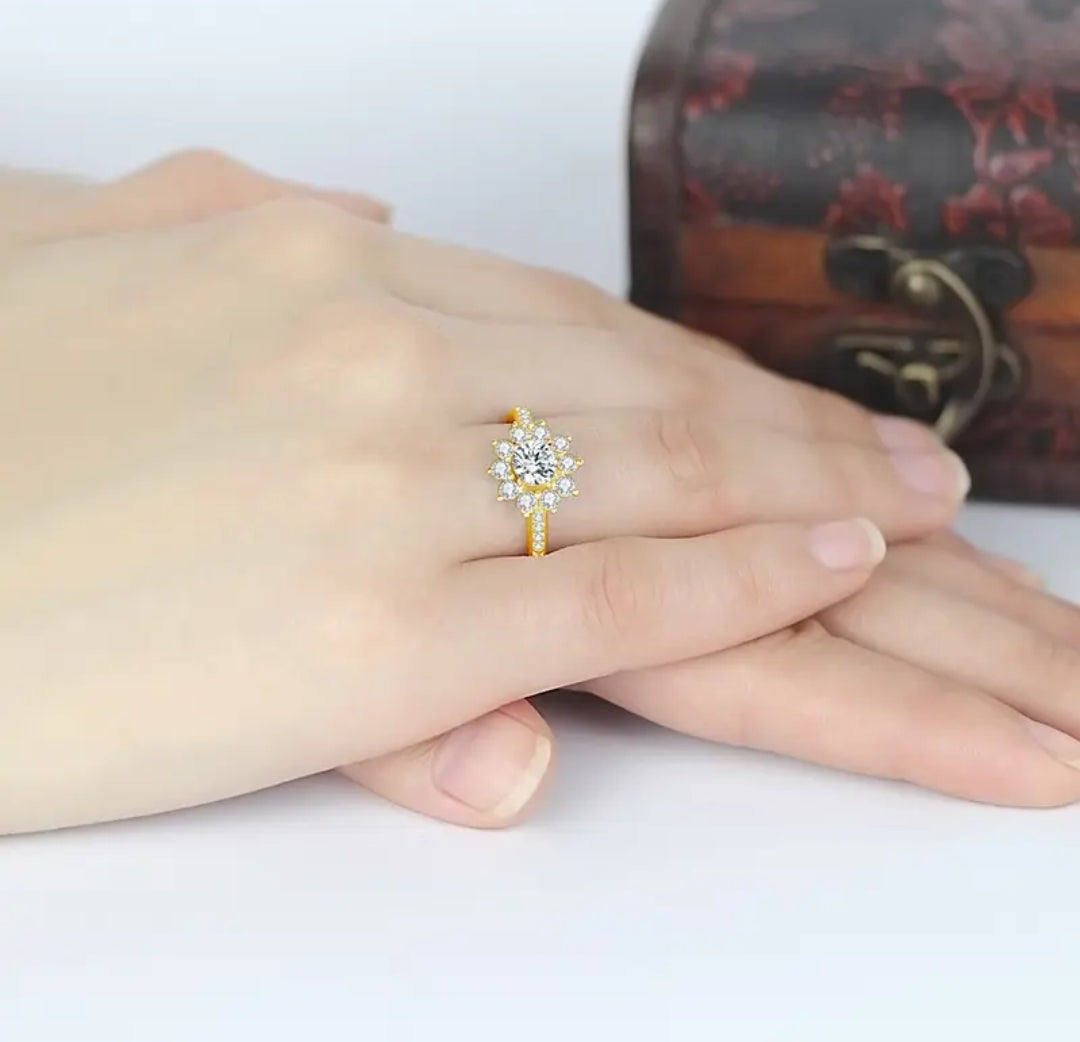 Flower shape 7mm moissanite gold ring