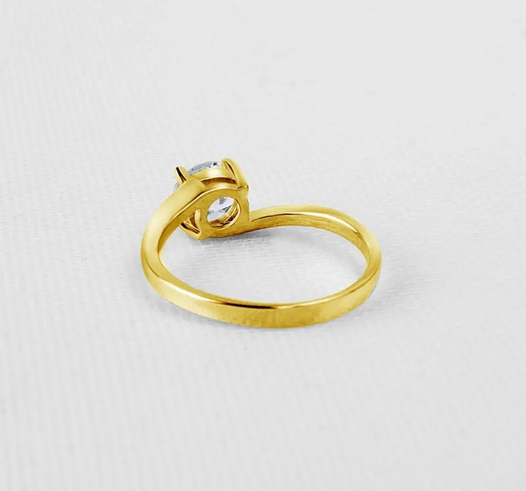 10k gold ring with 1ct round moissanite
