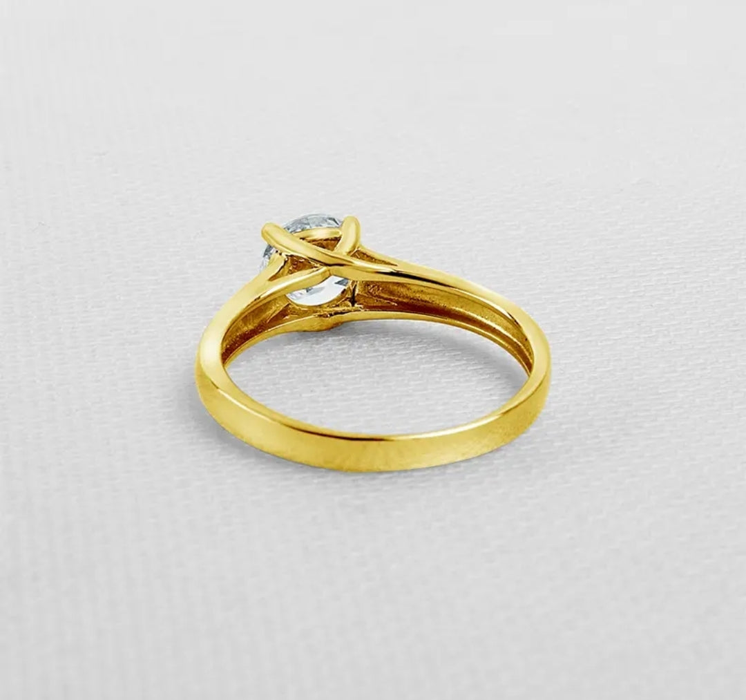 10k gold ring with 1ct round cut moissanite