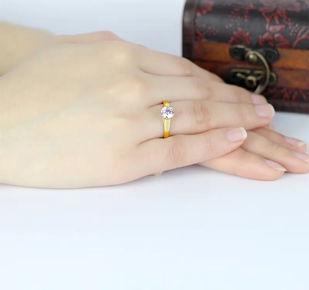 10k gold ring with 1ct round cut moissanite