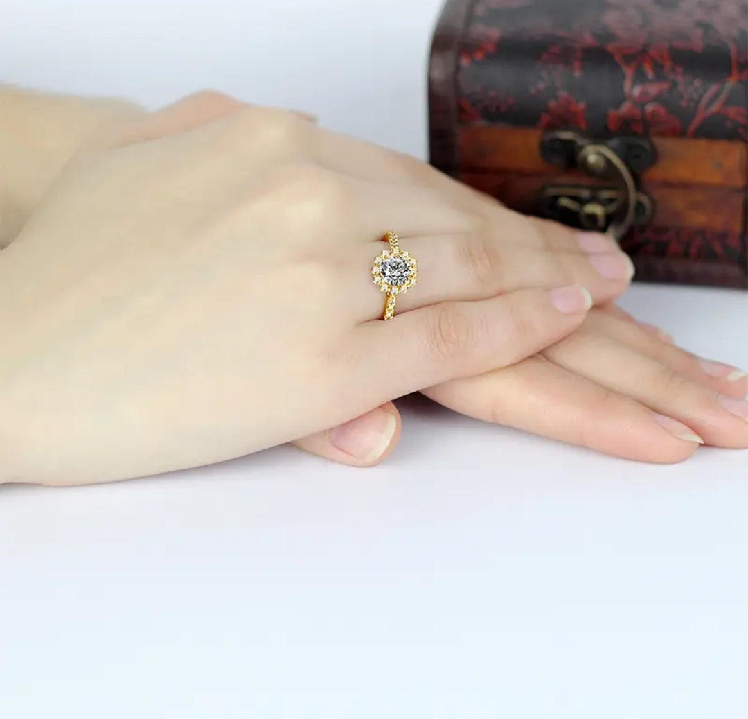 Gold ring with 1ct moissanite