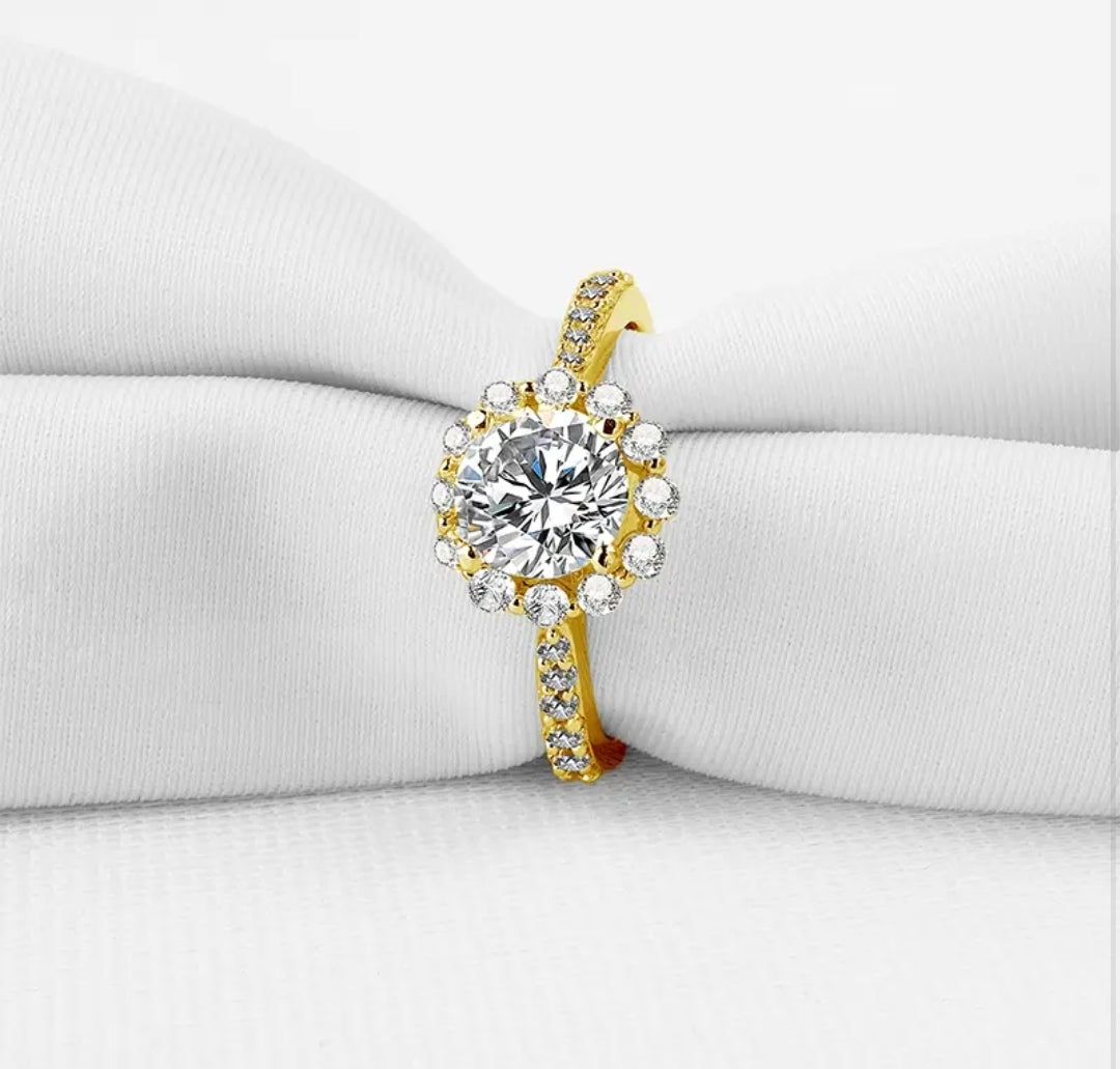 Gold ring with 1ct moissanite