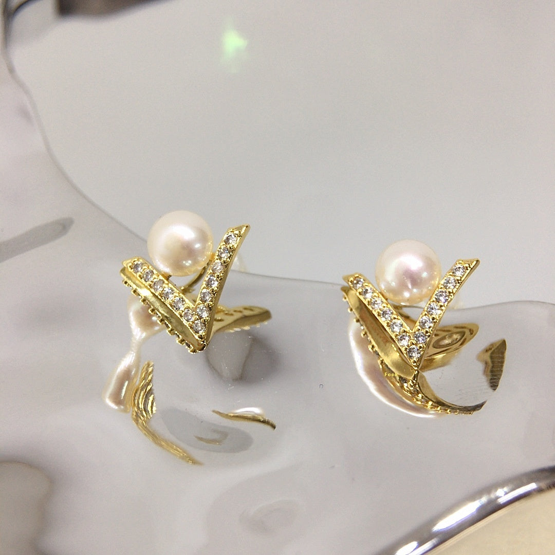 Natural Freshwater Pearl Earrings.