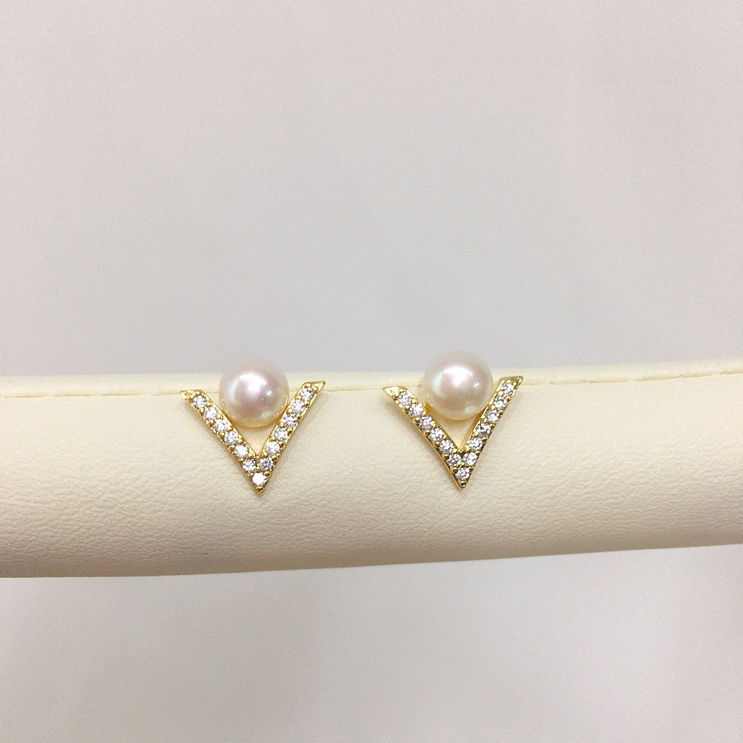 Natural Freshwater Pearl Earrings.